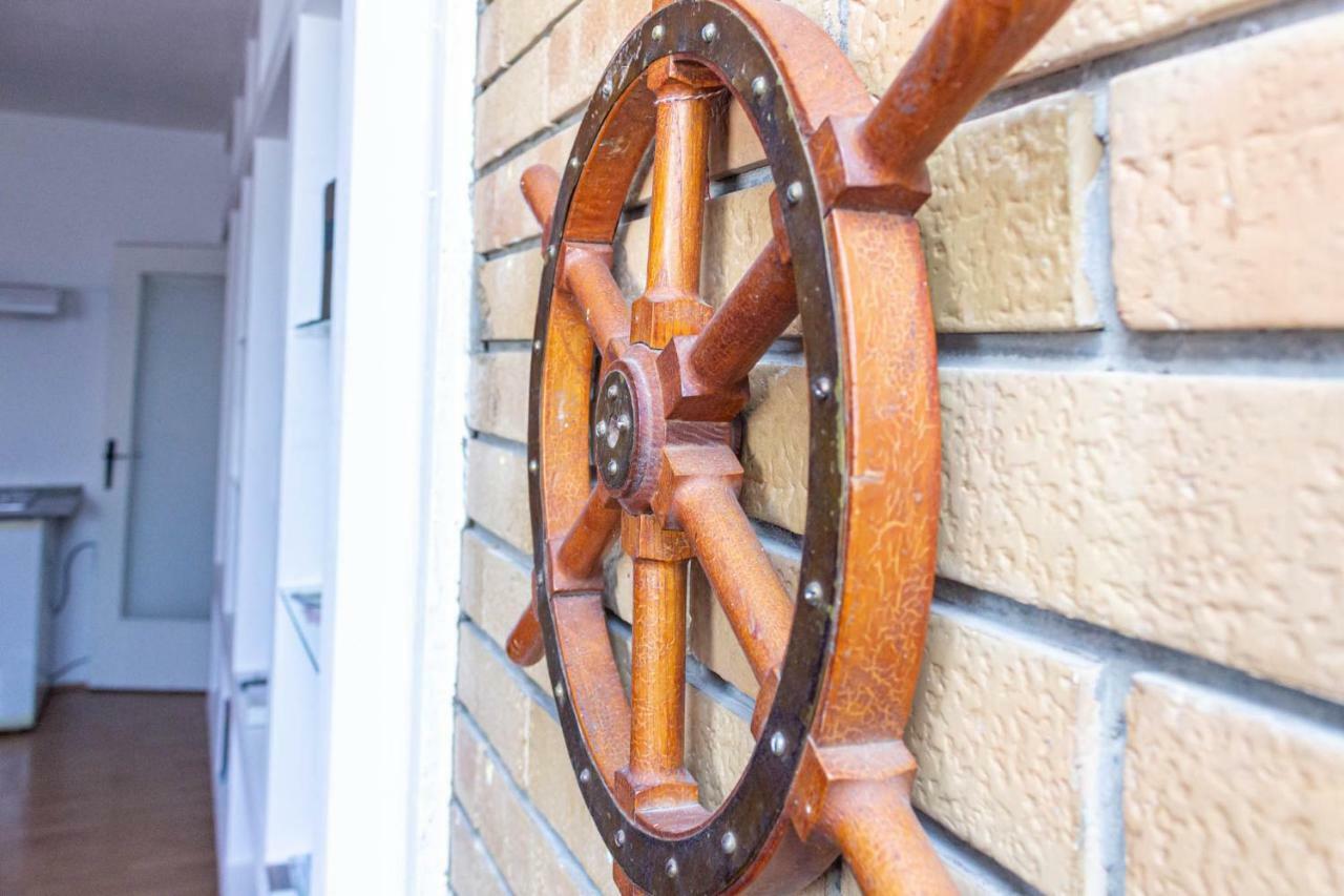 Apartman "Soba Sa Pogledom" Golubăţ Exterior foto